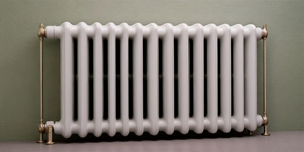 чугунный радиатор отопления на стене