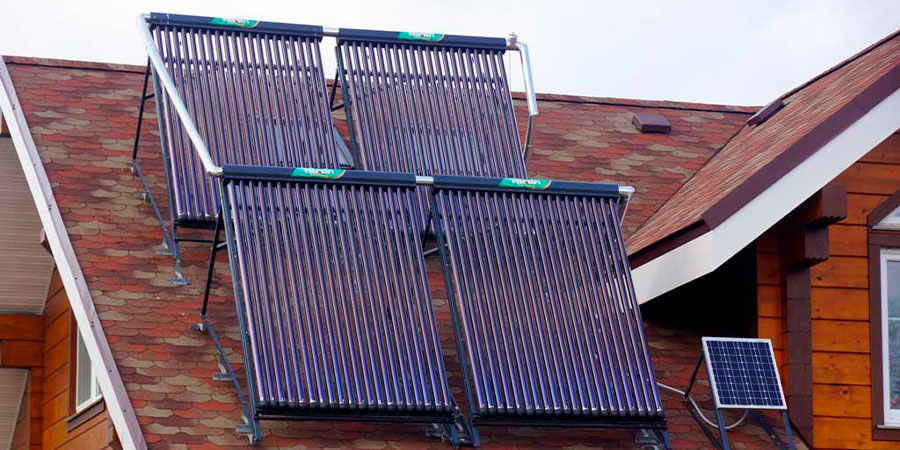 Солнечные коллектора на крыше дома