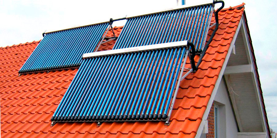 Солнечные коллектора на крыше дома