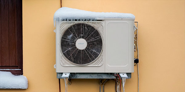 кондиционер покрыт льдом