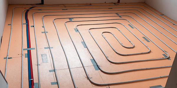 водяной тёплый пол в комнате