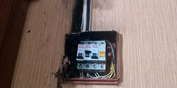 обгоревший электро автоматы