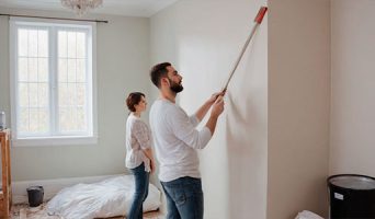 Нужно ли грунтовать стены перед нанесением шпатлевки?