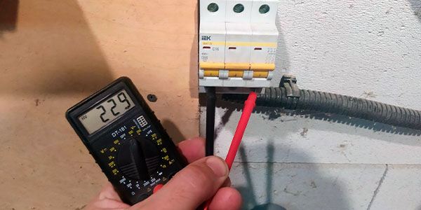 измерение напряжения в сети дома