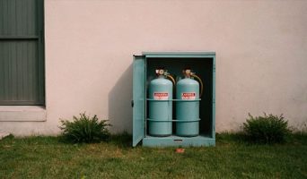 Безопасное хранение газовых баллонов: советы по выбору и установке шкафа