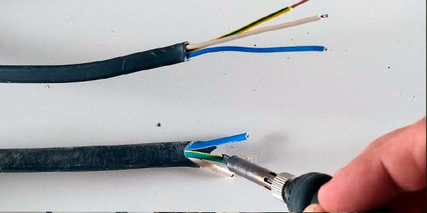 зачистка изоляции провода паяльником