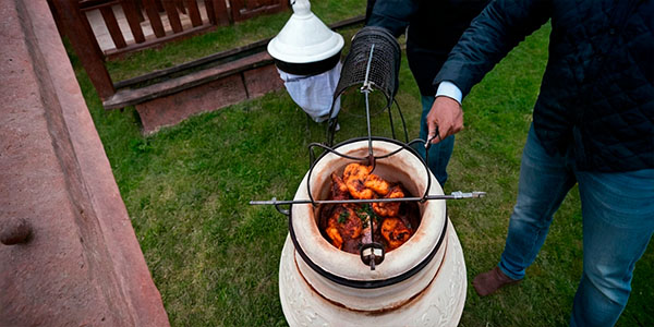 готовят мясо в тандыре