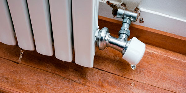 радиатор отопления протекает