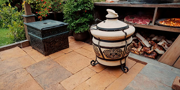 тандыр на заднем дворе