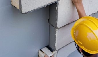 Как избежать распространенных ошибок при укладке газосиликатных блоков: руководство для строителей