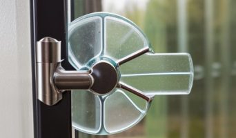 Как продлить жизнь пластиковым окнам: уход за фурнитурой от А до Я