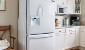 Как выбрать между стабилизатором напряжения и ИБП для защиты бытовой техники: полное руководство