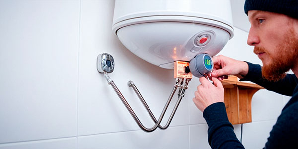 мужчина ремонтирует бойлер