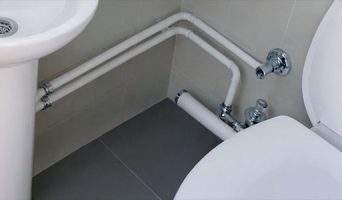 Как замаскировать трубы в ванной?