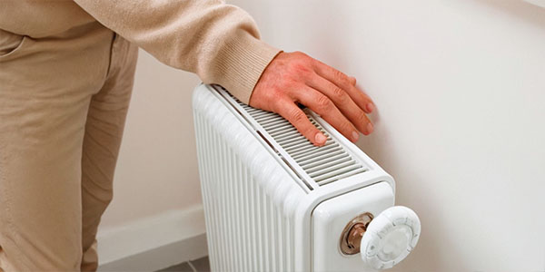 рука на радиаторе отопления