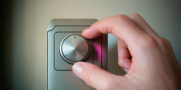 Диммер на стене