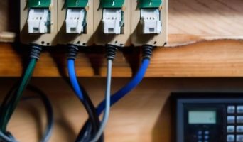 Безопасная электропроводка в деревянных домах: защита от коротких замыканий и ключевые меры предосторожности