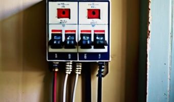 Безопасность и комфорт: как правильно оценить и обновить электропроводку в старом доме