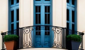 Искусство проектирования французского балкона: гармония стиля, безопасности и функциональности