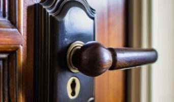 Как устранить проблемы с дверьми: советы по ремонту и уходу за фурнитурой