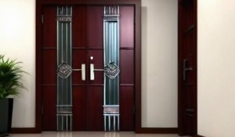 Как выбрать идеальную дверь для дачи: металлическая или деревянная?