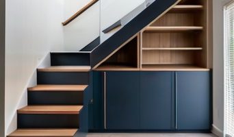 Лестницы с системой хранения: как превратить каждый шаг в функциональное пространство вашего дома