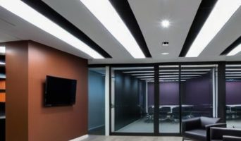 Натяжные потолки в офисе: эстетика, комфорт и эффективность в одном решении