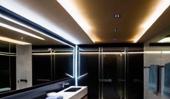 Натяжные потолки в ванной: стиль, практичность и нюансы выбора