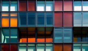 Поликарбонат в строительстве: инновации и ограничения для оконных вставок