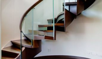 Спиральные лестницы в небольших домах: стиль, экономия пространства и безопасность