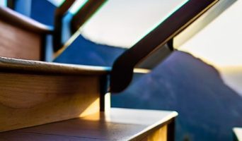 Защита деревянных лестниц: секреты долговечности и красоты с помощью пропитки