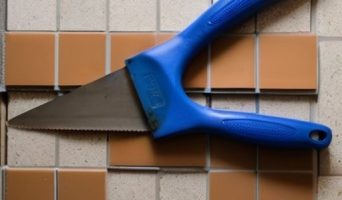 Как аккуратно снять плитку с вентилируемого фасада: пошаговое руководство и советы по минимизации повреждений