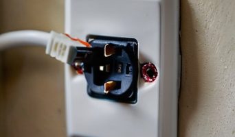 Как избежать короткого замыкания: основные причины и профилактика