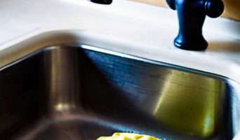 Эффективная борьба с засорами: как сода поможет вам очистить раковину безопасно и легко
