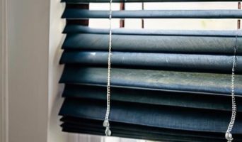 Уход за рулонными шторами: Как сохранить их чистоту и долговечность?