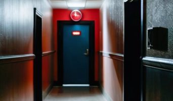 Запах гари в подъезде: как действовать и обезопасить себя