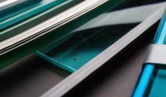Безопасное извлечение разбитого стекла из пластикового окна: пошаговое руководство и советы