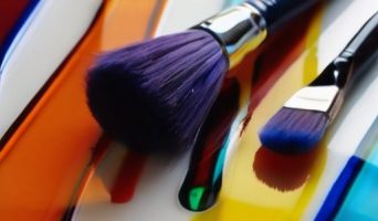 Искусство окраски стекла: от основ до эффектных техник для вашего интерьера