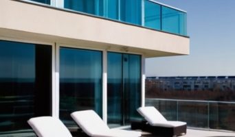 Как правильно остеклить балкон: от выбора стиля до ухода за ним