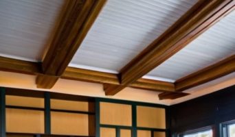 Как правильно установить вагонку на потолок: пошаговое руководство для новичков