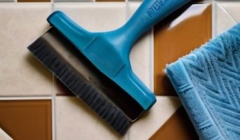 Как правильно восстановить плитку: от причин отслоения до завершения работ