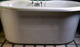 Как правильно закрепить стальную ванну к стене: пошаговое руководство для надежной установки