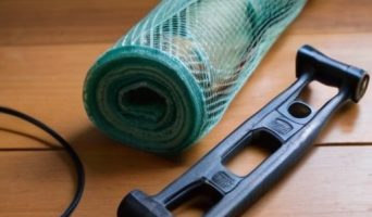 Как самостоятельно заменить москитную сетку: пошаговое руководство для каждого хозяина